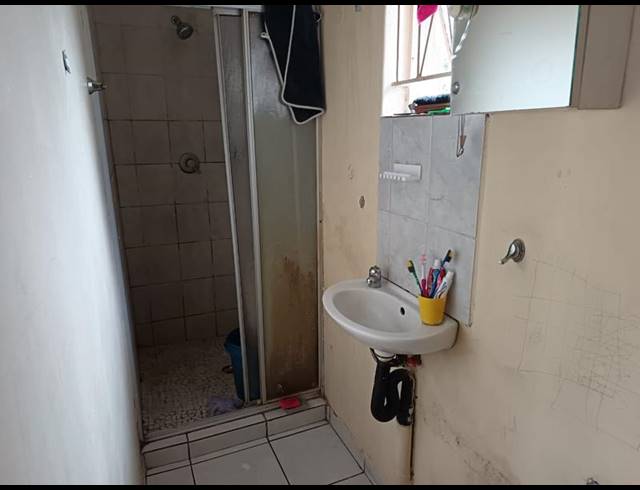 2 BEDROOM PROPERTY TO RENT IN LOMBARDY EAST